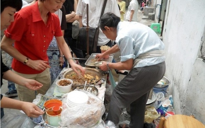 为食阿婆牛杂冒雨大排长龙