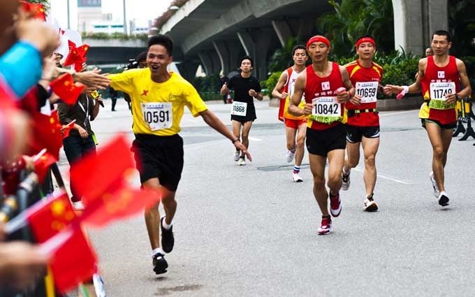 全马完全调转方向 半马只跑天河珠江边 