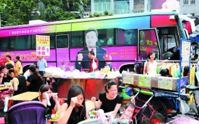 广州献血车被赶来赶去盼泊位