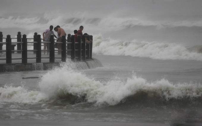 “海燕”来袭 粤西有强风暴雨