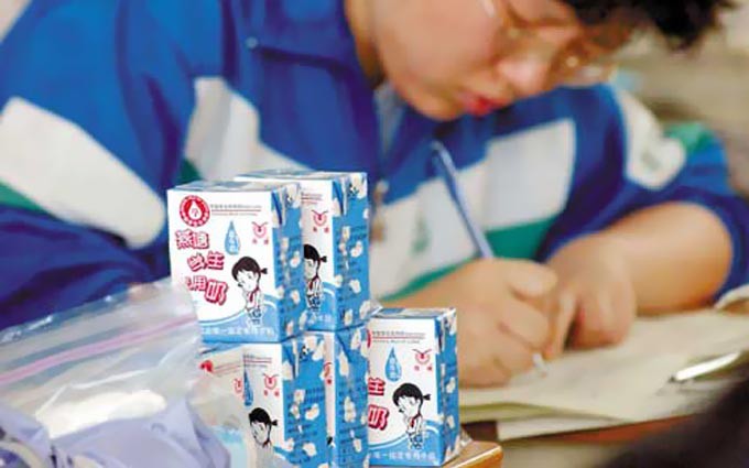 本地奶全线上涨 学生奶也扛不住了