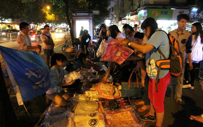 “爱心走鬼”又来了！天河社区义工夜市摆摊筹善款