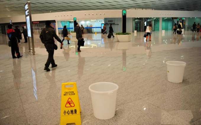 深圳新航站楼 未满月屋顶漏水