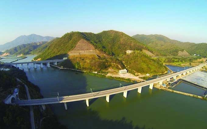 航拍厦深铁路 沿途闽粤山乡风景如画 