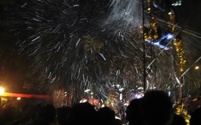 白云山飞“雪” 夜明珠放光 地铁迟收工