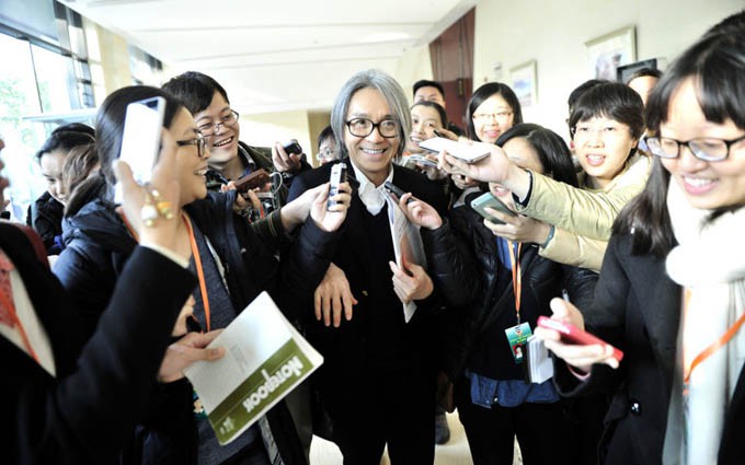 周星驰亮相省政协会议 称我会尽力而为
