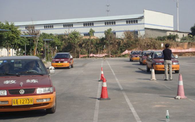 广州驾考通过率低学员积压 有驾校暂停招生
