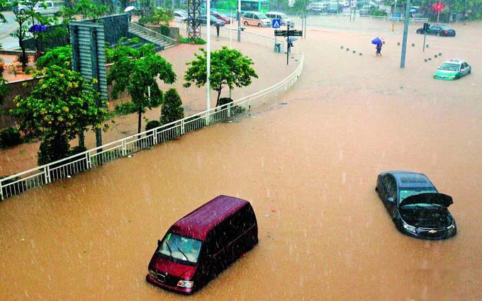 深圳特大暴雨 马路成河道