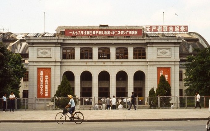2001年5月18日广州体育馆被整体爆破拆除