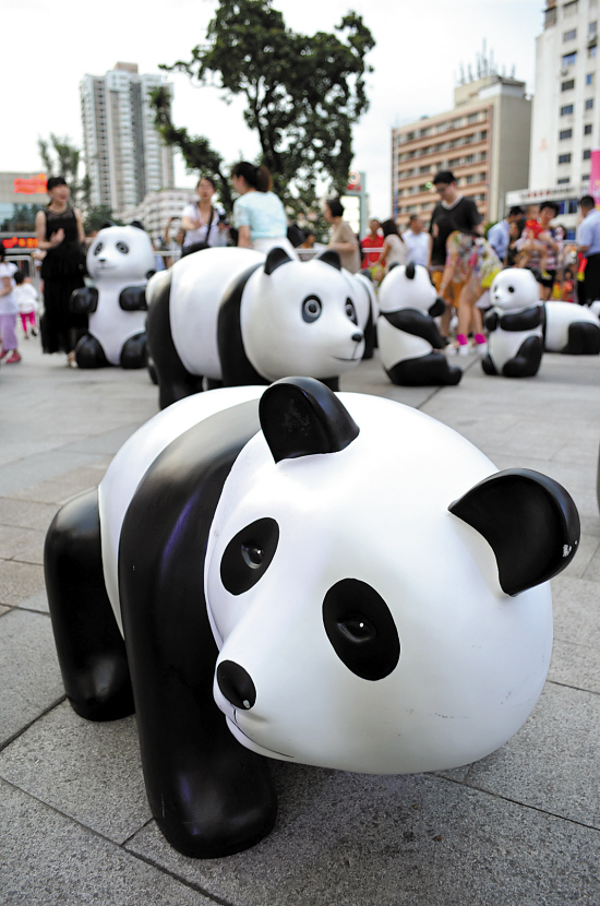 国宝熊猫空降海珠乐峰广场 街坊惊喜 