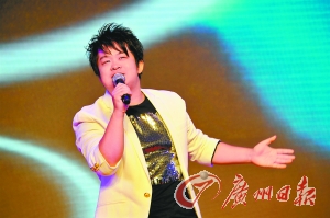 穗中学音乐教师与高峰合唱而走红荧屏