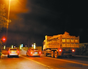 晚高峰碰上泥头车，怕不怕？