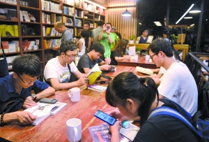广州首家24小时书店开业 凌晨仍有读书人