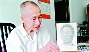 海珠78岁何伯30载绘千幅新闻人物素描