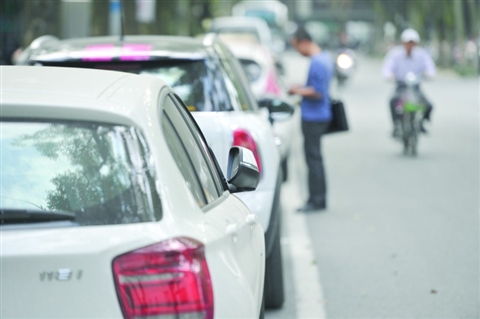 体育西路咪表停车10元/小时 