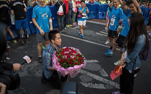 2014广马，男子赛前跪地求婚成功