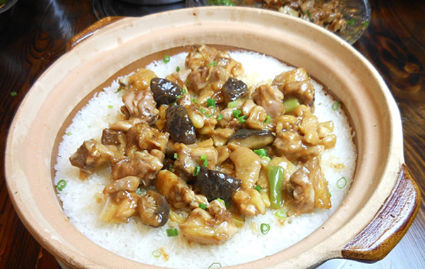 令人垂涎欲滴的香菇滑鸡煲仔饭