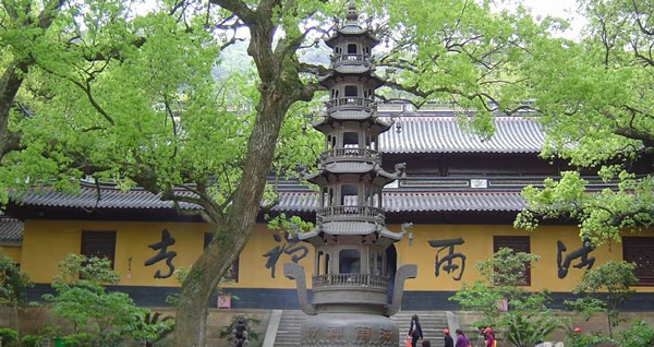 绿树成荫，花香鸟语的萝岗区法雨寺