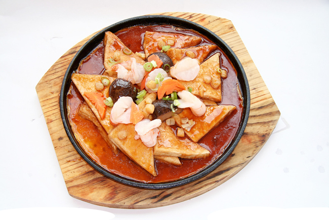 铁板鲍汁牛肉豆腐：一道香味扑鼻的美食佳肴