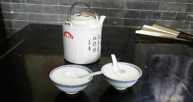 沙湾姜汁撞奶：香醇爽滑、甜中微辣、风味独特