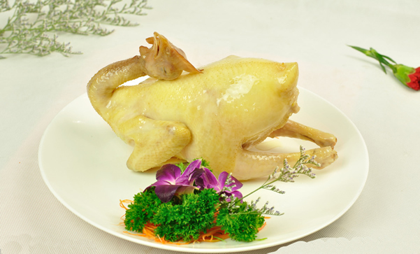 走地鸡：一种只吃谷、饭、各种菜叶或剩饭菜的鸡种