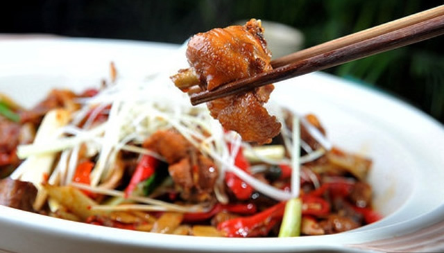 皮脆肉爽焖烧鸡：一道香脆可口、滑嫩鲜美的美食
