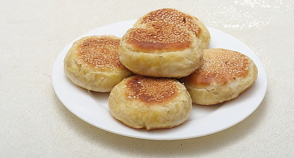 芝麻酱烧饼：一种清明节美食、汉族传统小吃