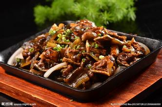 “腹背受敌”铁板甲鱼