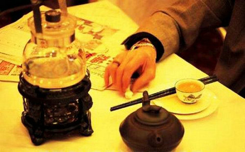 广东喝茶礼仪：饮茶斟水时为何要将茶盅揭开？