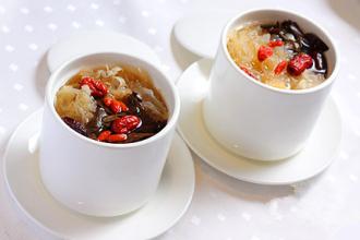 金嗓子：枇杷叶川贝煲瘦肉