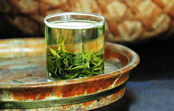 春，边叹茶边赏花