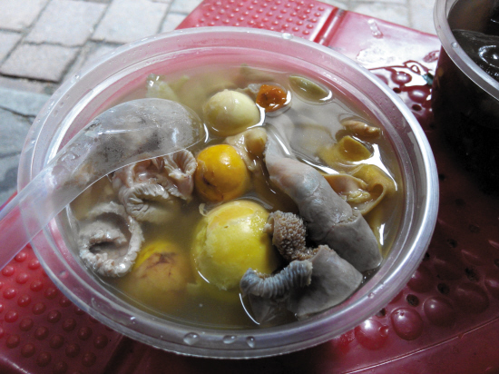 鸡杂加猪红 物简情义浓