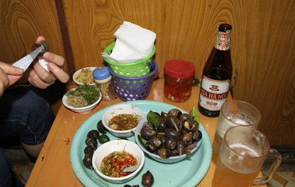 广东中秋节的美食：吮田螺，喝啤酒