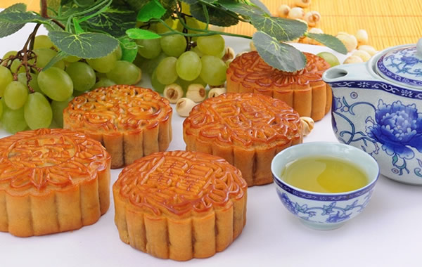 中秋节佳果和美食：酸味水果配月饼