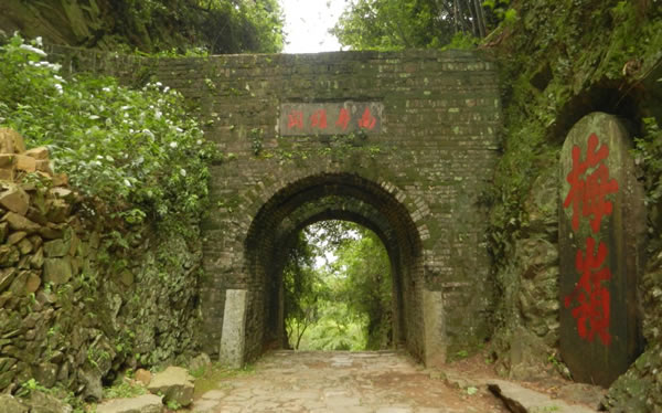 秋季旅游地点：到梅关古道访寻秦汉文化