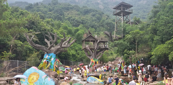 夏季旅游到白水寨玩水枪