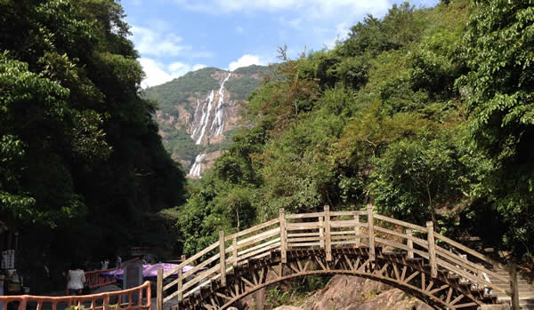 清明节到增城白水寨踏青登山观瀑