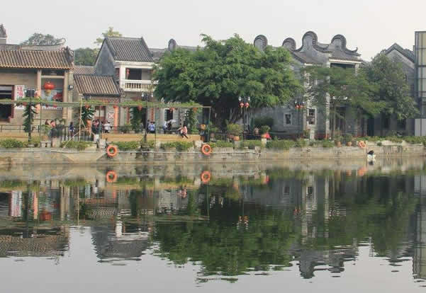 五一旅游到岭南印象园欣赏镬耳高墙