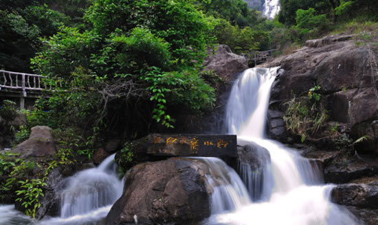 广州一日游到增城白水寨景区戏水抓鱼