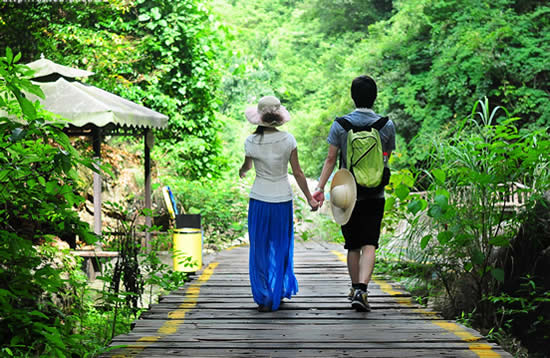 秋季旅游到广州增城白水寨享受低碳生活
