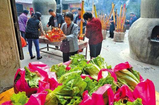 广州市荔湾坑口地区举办生菜庙会