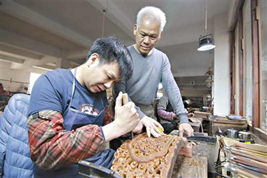 广式硬木家具制作技艺传承人胡敏强