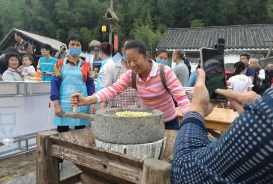广州从化区吕田镇第二届豆腐文化节在莲麻村开幕