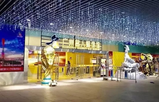 广州名人蜡像馆母亲节母亲手机出示与子女合影免门票进场