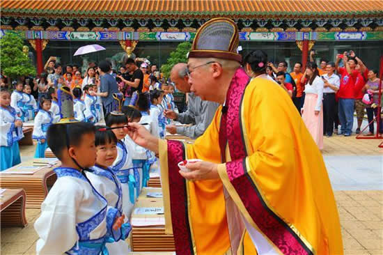 广州市番禺区沙湾镇宝墨园举行开笔礼破蒙仪式