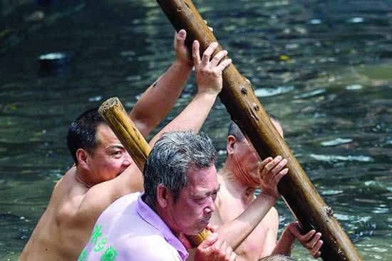 广州天河区车陂同章简公祠前昨天龙舟出水