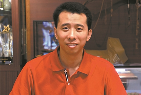用榄雕做U盘的广州榄雕的代表性传承人曾宪鹏
