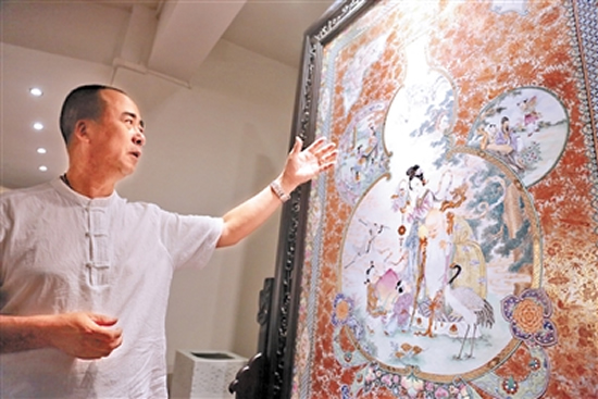 广州广彩瓷烧制技艺国家级非遗传承人谭广辉