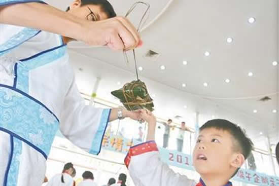广州珠江游轮举行一场别开生面的包粽亲子活动