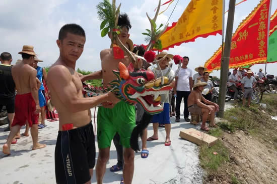传统龙舟雕龙头龙尾是怎样做的 听一听龙舟的故事